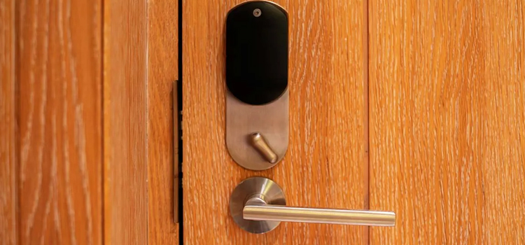 Automatic Locking Door Knob Parlier